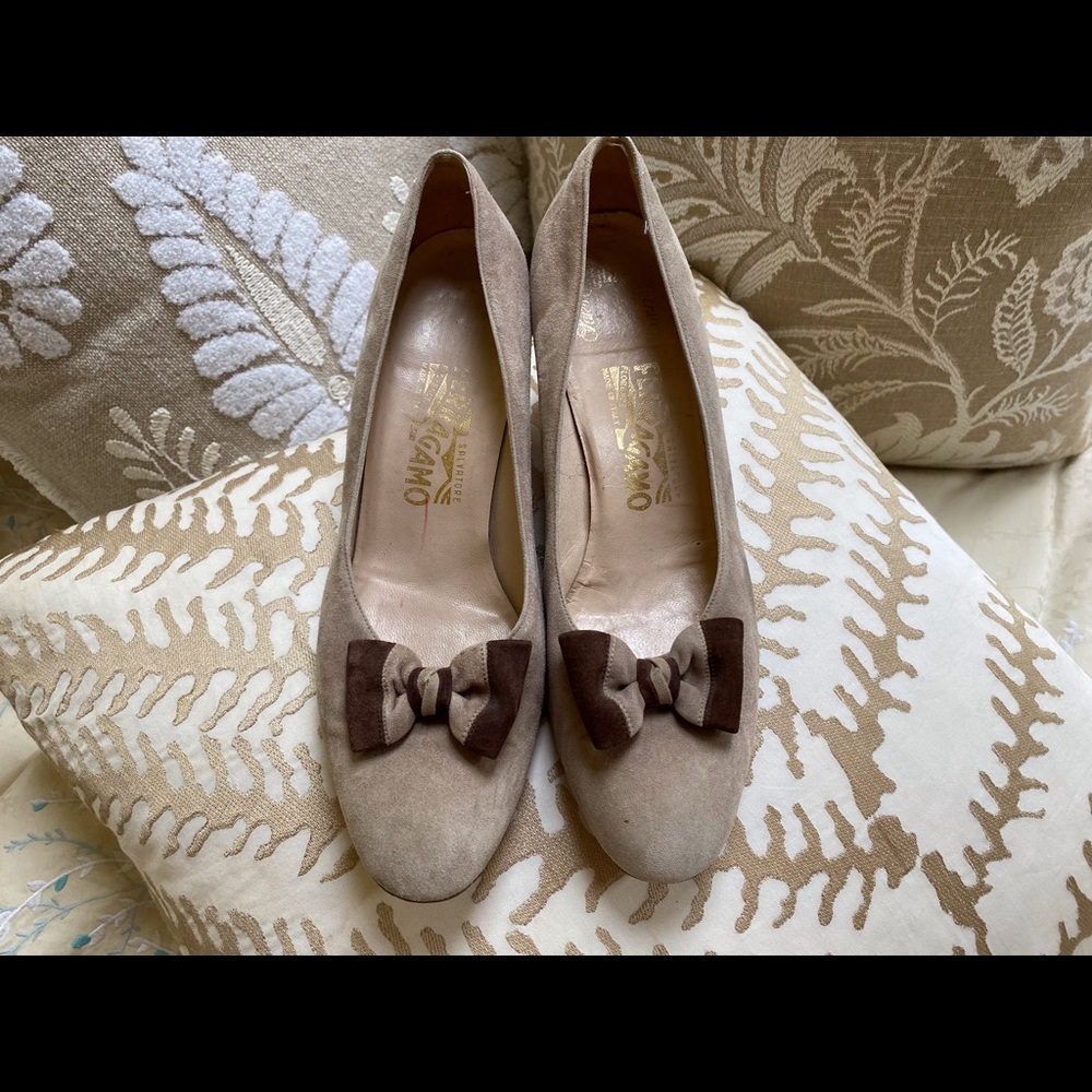 Salvatore Ferragamo Suede Bow Heels SZ 9.5 - Picture 2 of 10